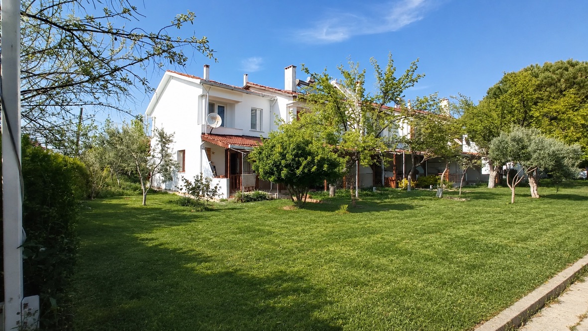 Geyikli Truva Sitesi villa ve bahçe