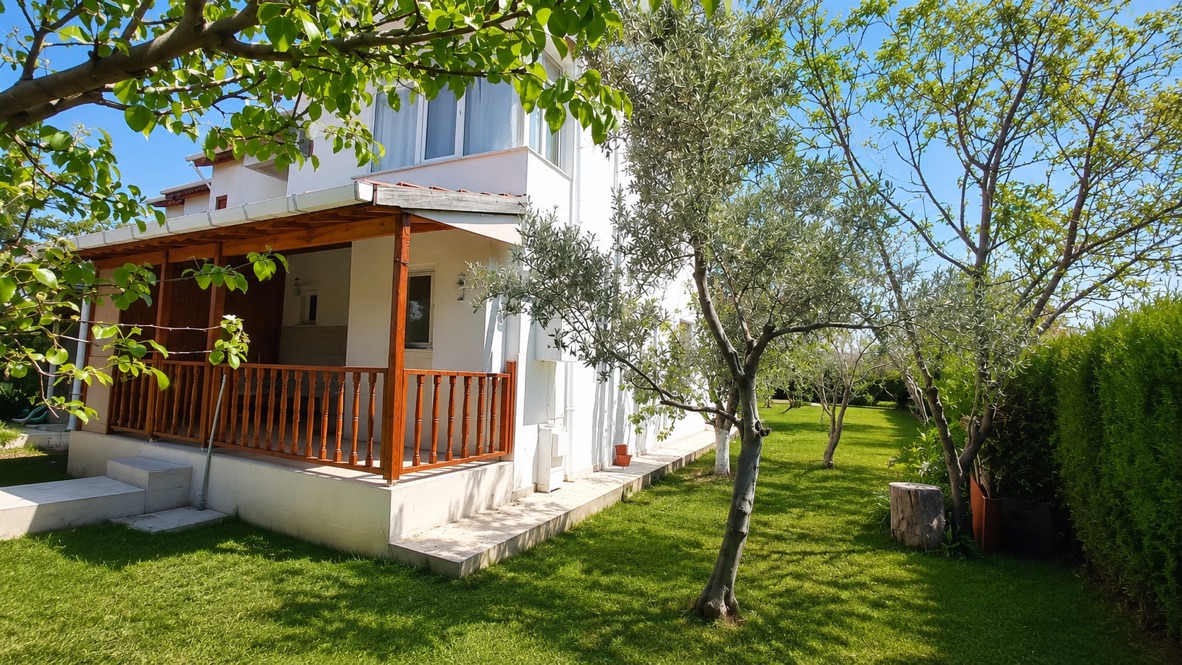 Bahçeden veranda ve villa görünümü
