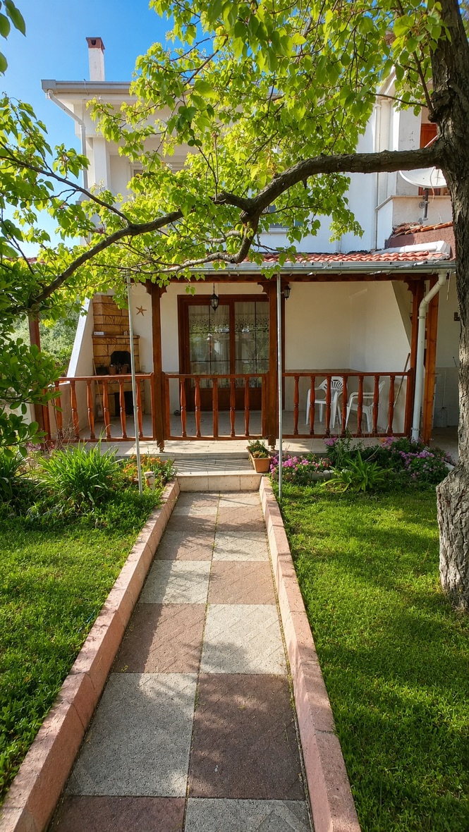 Bahçe yolu ve giriş