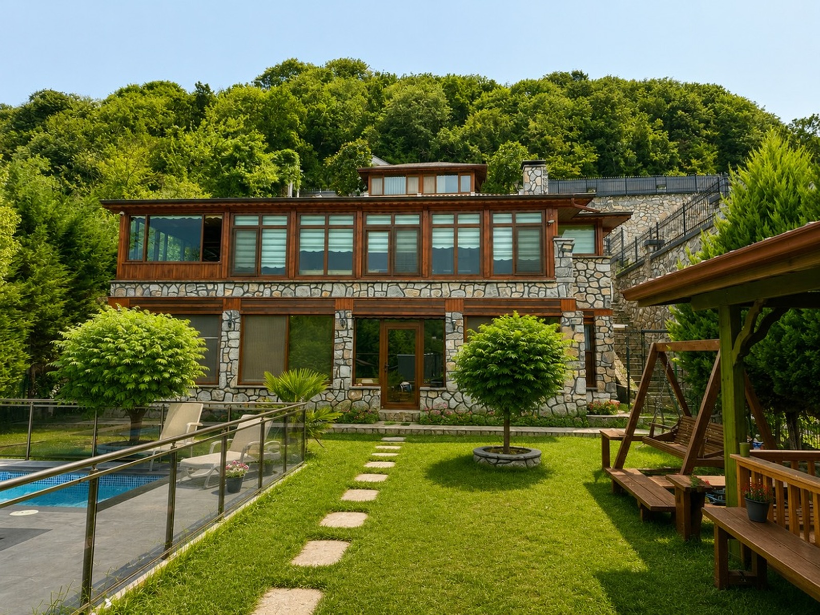 Geniş arazide havuzlu çiftlik evi