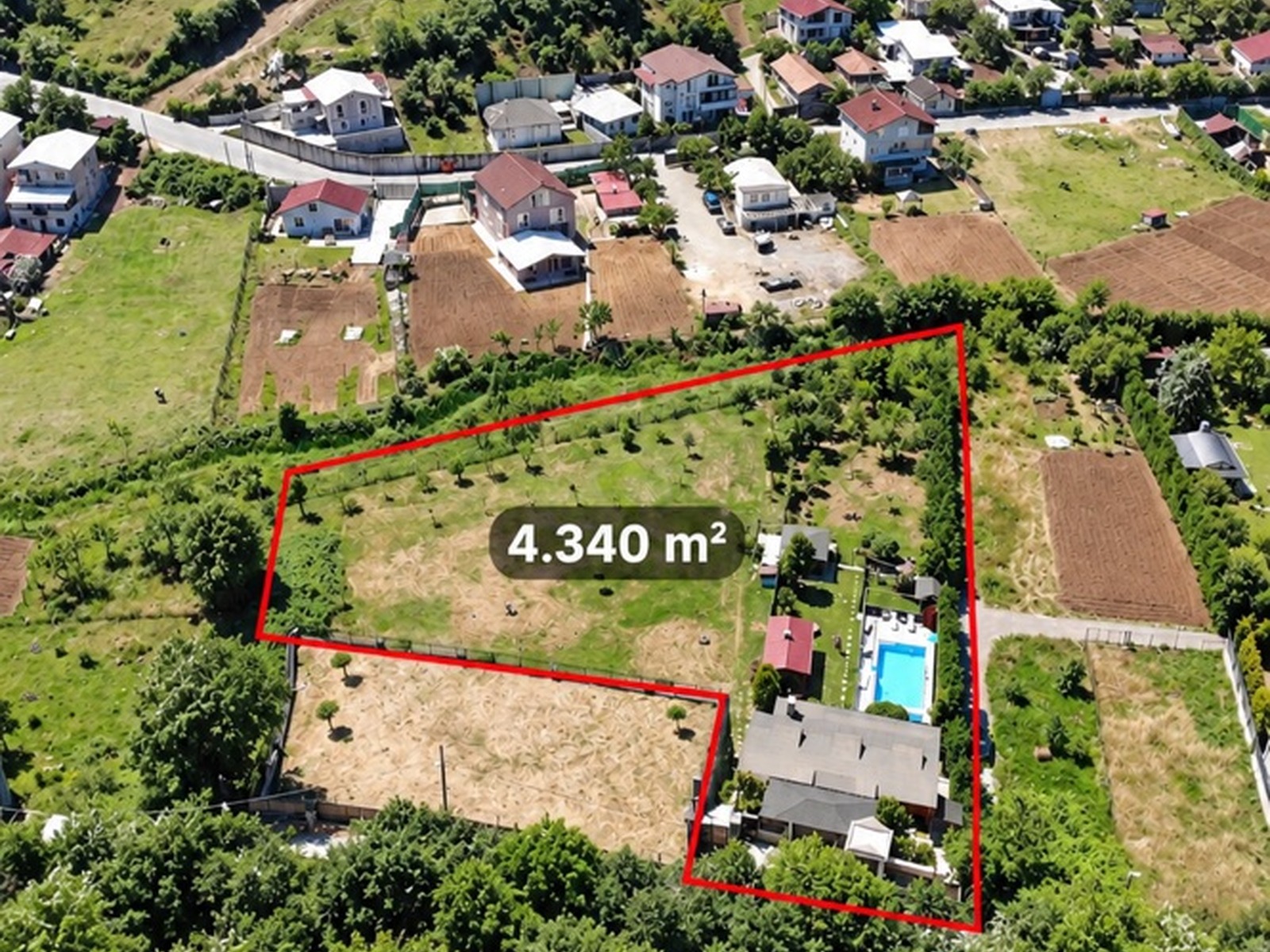 4.340 m² arazi ve çevresinin drone görünümü