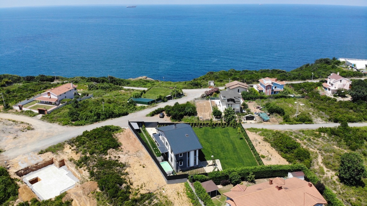 Villa ve deniz yönünün drone görünümü