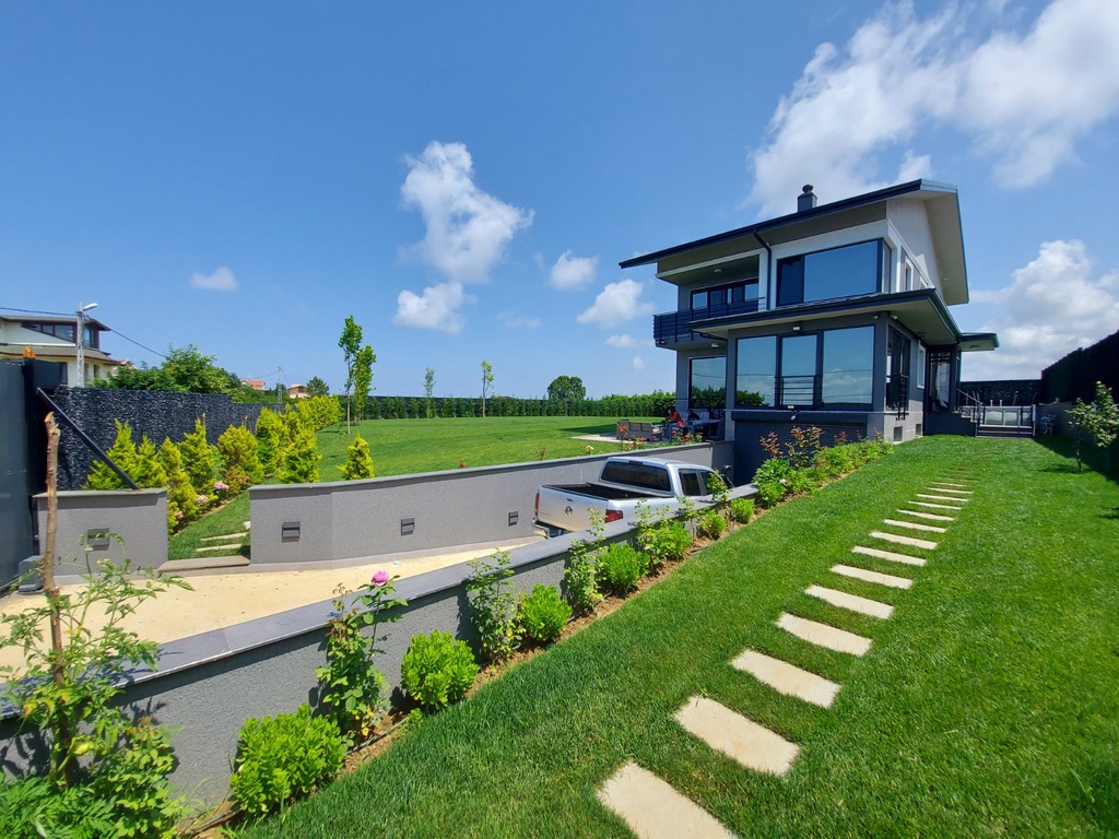 Bahçe yürüyüş yolu ve villa