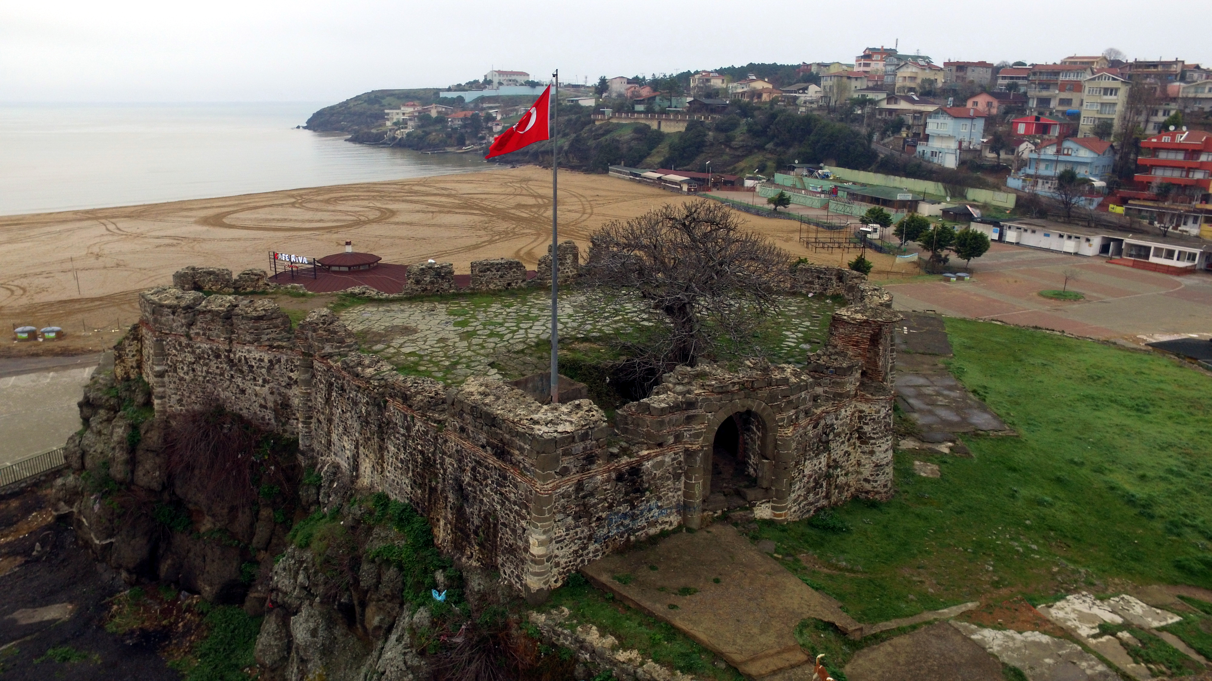 Bayraklı Riva Kalesi, plaj ve deniz