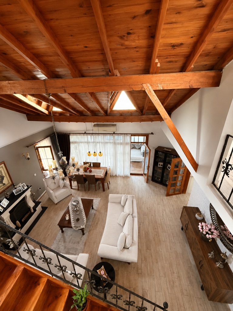 Galeri katından salon görünümü